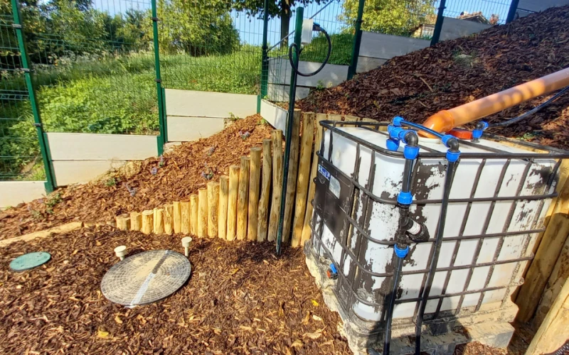 Bakonybél – meredek rézsűfelületen virágzó évelőágyak, automata öntözőrendszerrel