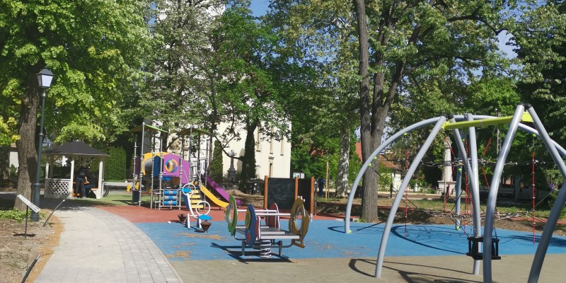 Közösségi tér gyermek játszótérrel, fitnesz és street workout eszközökkel