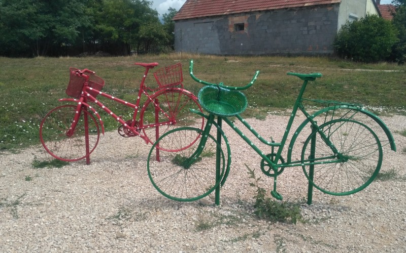 Régi kerékpárok, mint forgalomelterelők