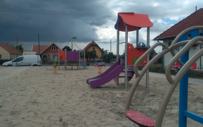 Mini csúszda és álló mérleghinta