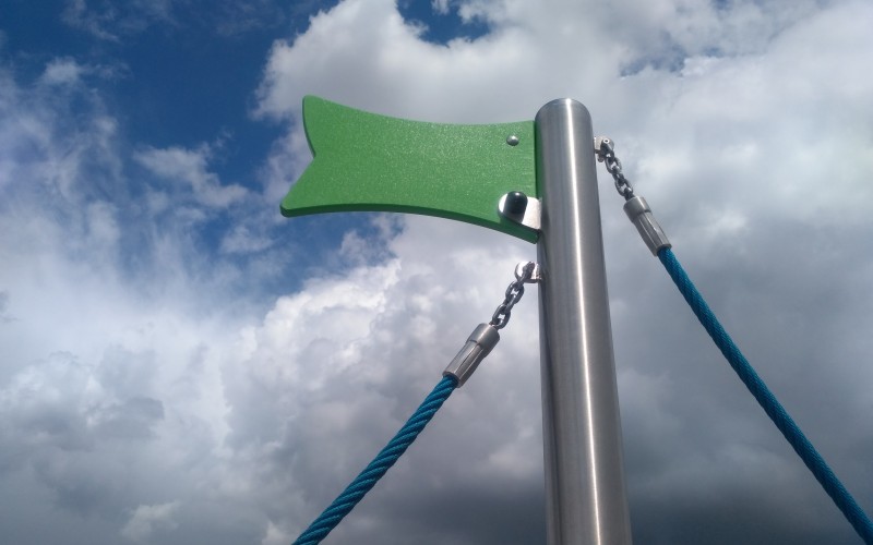 Zászló lobog a Hajó NEO játszóvár árbocán