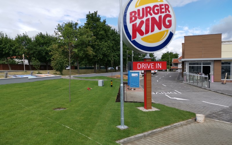 Kerttervezés, kertépítés, automata öntözőrendszer kiépítés - Veszprém, Burger King