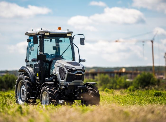 Fotrak ME 504 C fülkés traktor (1)