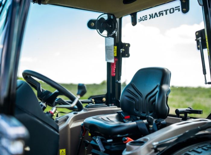 Fotrak ME 504 C fülkés traktor (10)