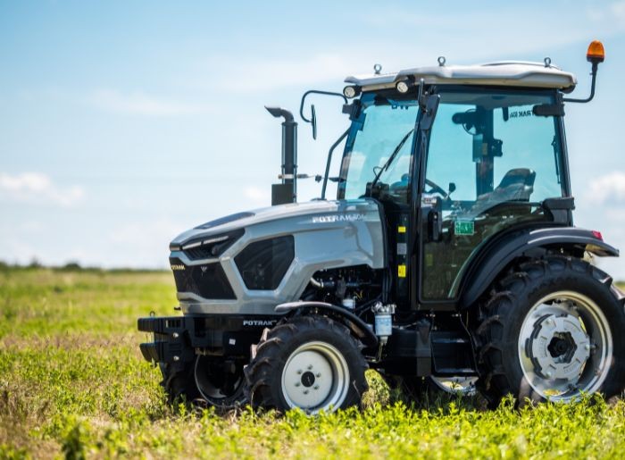 Fotrak ME 504 C fülkés traktor (6)