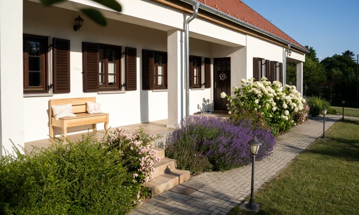 Balatonfűzfő - Robotfűnyíróhoz építve