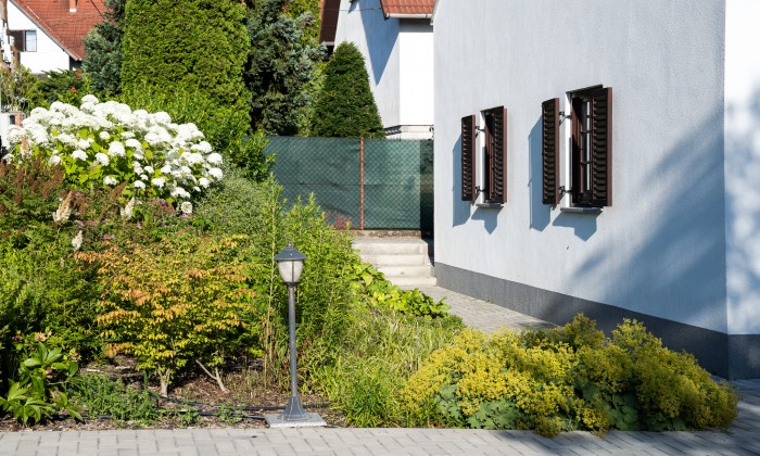 Balatonfűzfő - Robotfűnyíróhoz építve