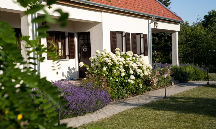 Balatonfűzfő - Robotfűnyíróhoz építve