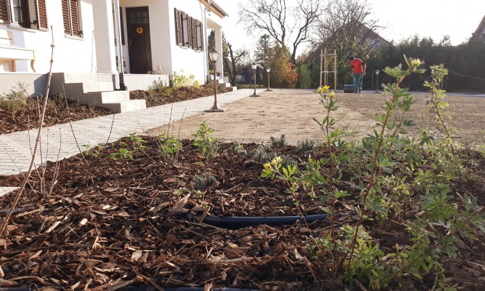 Balatonfűzfő - Robotfűnyíróhoz építve_16