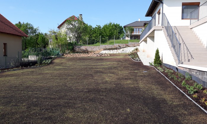 Csopak - Nagy gyepfelületek, virágzó rézsűk_14