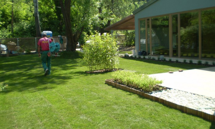 Balatonakarattya - Modern kert a Balaton partján