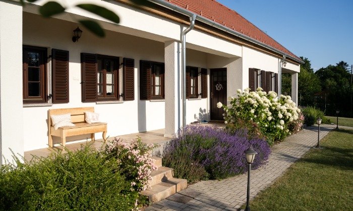 Vidékies hangulatú balatoni kert modern kerti elemekkel