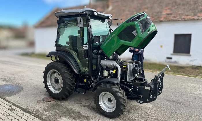 FOTRAK ME254C traktor átadása Karakón a Magyar Falu Program keretében