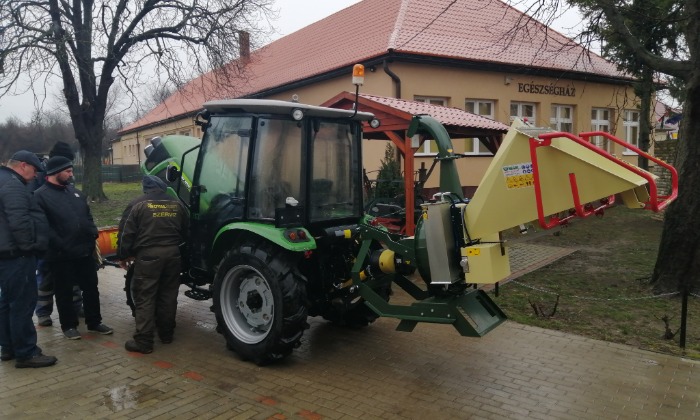 Vérteskethely, traktor és munkaeszköz