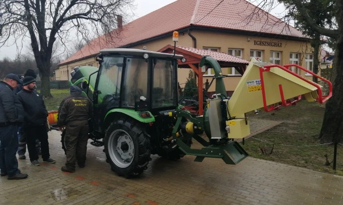 Vérteskethely, traktor és munkaeszköz
