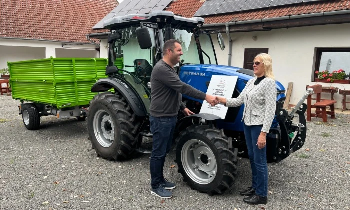 FOTRAK traktor és LABIN pótkocsi átadása Kiskassán